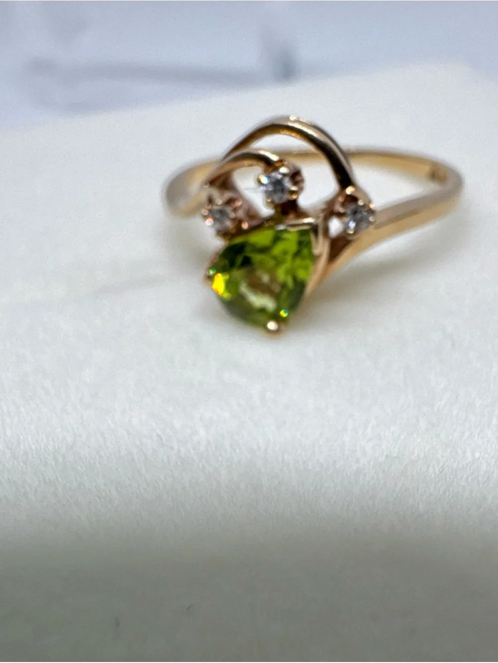 Vintage 10K Gold Pear Cut Green Peridot Accent Diamond Ring Size 6.25 1.9g